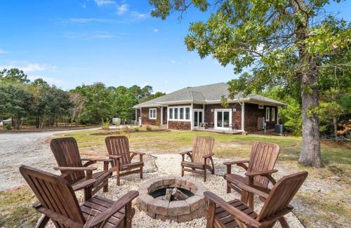 Hampstead House | Grand Home on 10 Acres in Surf City w/Private Pond!