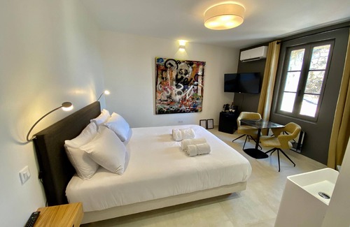 Martignargues House | Grand Luxe Suite GRAFFITI with XXXL whirlpool bath with shared POOL access