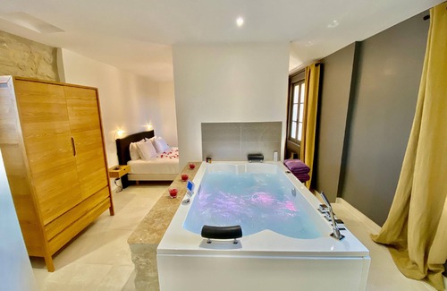 Martignargues House | Grand Luxe Suite GRAFFITI with XXXL whirlpool bath with shared POOL access