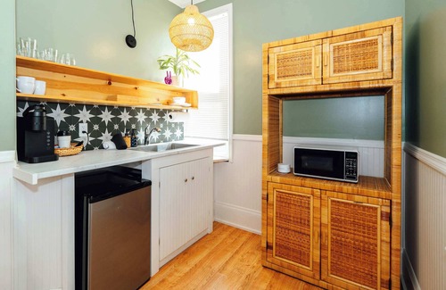 Historic Railroad District Apartment | Grand Luxe Suite with Jetted Tub