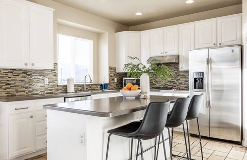 Heber House | Grand Mountain Retreat- Sleeps 28- Breathtaking Views, Pickleball courtn