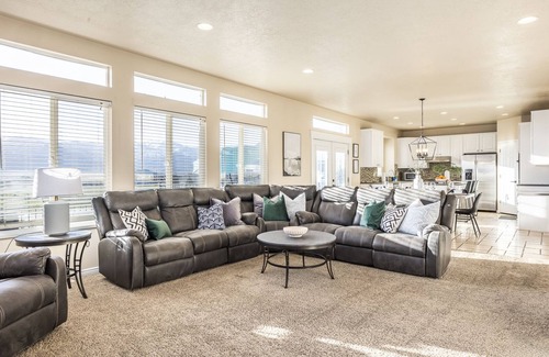 Heber House | Grand Mountain Retreat- Sleeps 28- Breathtaking Views, Pickleball courtn