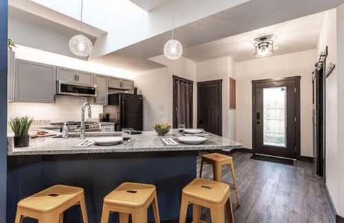 Westfield House | Grand Park Modern Cubby 2BR/3BED/1BA/patio