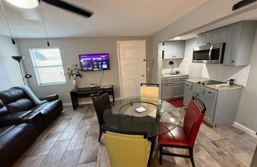 Cypress Gardens Apartment | Grand room