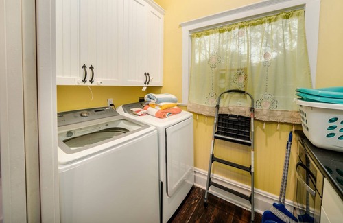 Gonzales House | GRAND VICTORIAN -STEP BACK IN TIME!!!