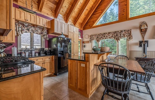 Beaver Cove Cottage | Grand View Lakefront Cottage - Amazing Sunset Views