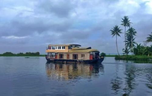 Kumarakom Boat Rental | Grand Villa Houseboat