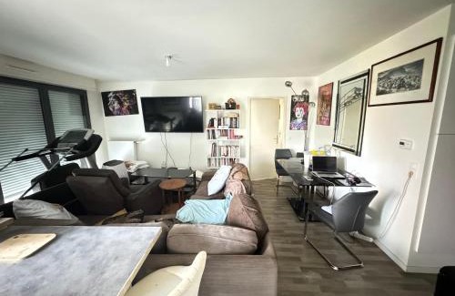 Universite House | Grande chambre 14 m2 avec salle de bain privative à Nanterre Préfecture proche La Défense Aréna Campus SNCF et Paris
