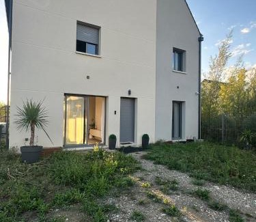 Bruyeres-le-Chatel Villa | Grande maison familiale avec jardin, proche Paris & Orly