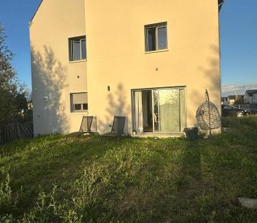 Bruyeres-le-Chatel Villa | Grande maison familiale avec jardin, proche Paris & Orly