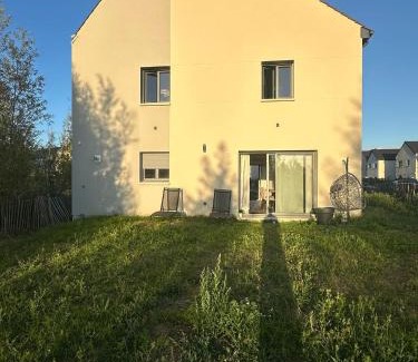 Bruyeres-le-Chatel Villa | Grande maison familiale avec jardin, proche Paris & Orly