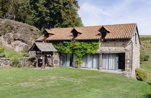 Saint-Etienne-de-Carlat House | Grange Aménagée Avec le Charme Campagnard