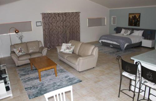 Thorndale Bed & Breakfast | Granite Gardens Cottages & Lake Retreat