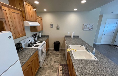 Grants Pass Apartment | Grants Pass Fully Furnished Private Duplex w/Yard
