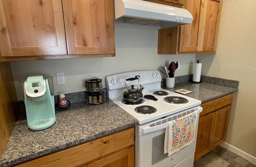 Grants Pass Apartment | Grants Pass Fully Furnished Private Duplex w/Yard