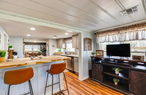 Grapeland House | Grapeland Farm Retreat w/Pool, Grill & Fire Pit