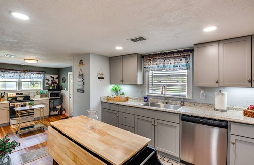 Grapeland House | Grapeland Farm Retreat w/Pool, Grill & Fire Pit