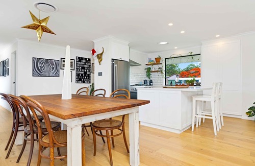 Ocean Shores House | Grasmere - NEW luxury Byron home-walk to beach & river.