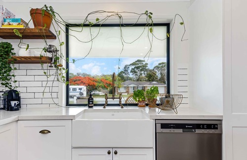 Ocean Shores House | Grasmere - NEW luxury Byron home-walk to beach & river.