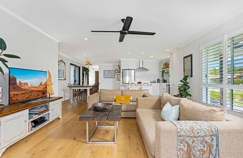 Ocean Shores House | Grasmere - NEW luxury Byron home-walk to beach & river.