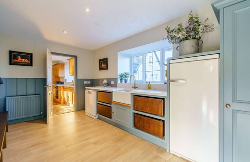 Largs House | Grassyards House - Six Bedroom House, Sleeps 12
