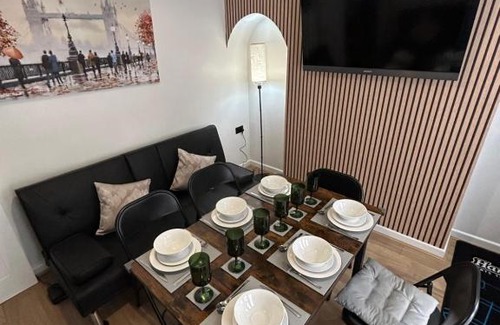Erdington House | Gravelly House M6 J6 Star City HS2 NEC Airport - A Spacious Best-in-Class 6 Bedroom House in Birmingham Perfect for Large Groups, Corporate & Contractors and for Long Term Stays