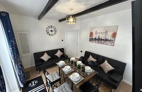 Erdington House | Gravelly House M6 J6 Star City HS2 NEC Airport - A Spacious Best-in-Class 6 Bedroom House in Birmingham Perfect for Large Groups, Corporate & Contractors and for Long Term Stays