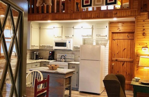 Dahlonega Cabin | Gray's Dahlonega Cabin on the PondnConvenient to Wineries & Wedding Venues