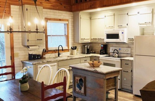 Dahlonega Cabin | Gray's Dahlonega Cabin on the PondnConvenient to Wineries & Wedding Venues