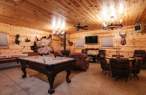 Grayling Villa | Grayling Gem Royal Stag Lodge 5605