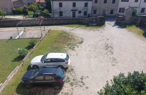 Caprino Veronese House | Graziosa Mansarda in Corte Privata