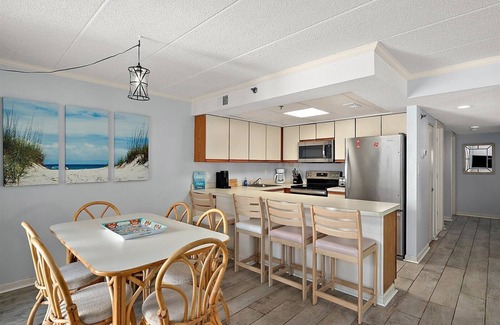 Midtown Ocean City Condo | Great 2 Bedroom Bay Princess Condo with Outdoor Pool & Parking for 2!