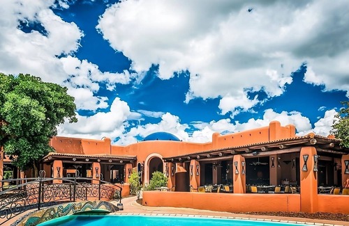 Livingstone Apartment | Great Amenities with Great Views! Outdoor Pool, Spa Center and Free Parking!