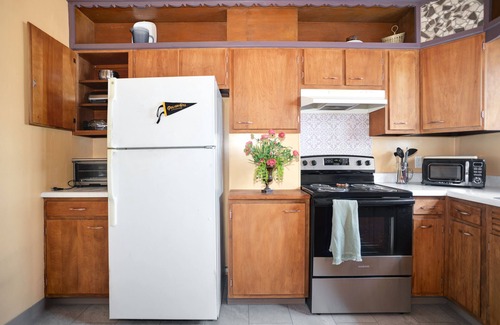 Pittsburgh Apartment | Great Apartment w/Views. Close to Hospitals and Attractions!