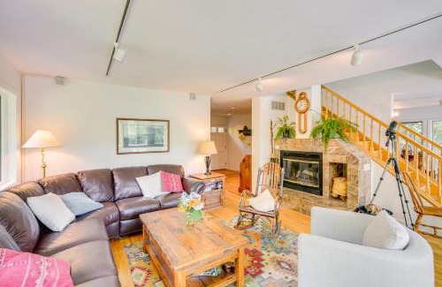 Glendale House | Great Barrington Lakeside Getaway with Kayak and Grill