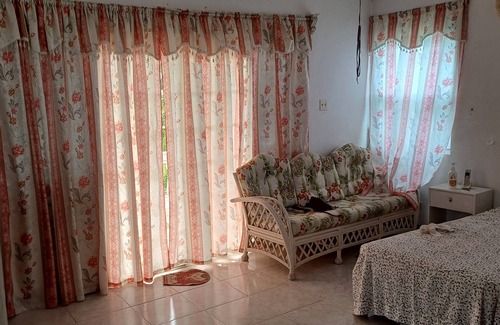 Haggatt Hall Apartment | Great, Centrally located apartment with extra large rooms unit 2