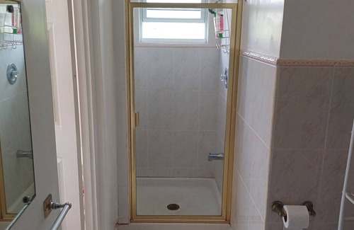 Haggatt Hall Apartment | Great, Centrally located apartment with extra large rooms unit 2