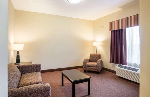 Saint Landry House | Great Escape in Knights Inn Bunkie! Pool, Free Parking On-Site, Free Breakfast