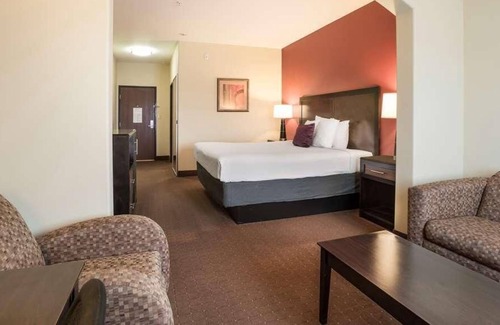 Saint Landry House | Great Escape in Knights Inn Bunkie! Pool, Free Parking On-Site, Free Breakfast