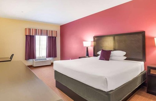 Saint Landry House | Great Escape in Knights Inn Bunkie! Pool, Free Parking On-Site, Free Breakfast
