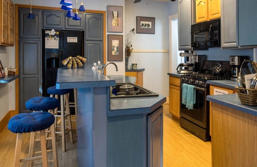 Cragsmoor House | Great Escape to Convene with Friends & Family w/Hot Tub & Many Decks