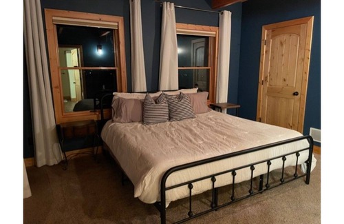 Lewistown House | Great family retreat with scenic mountain views - minutes to town!
