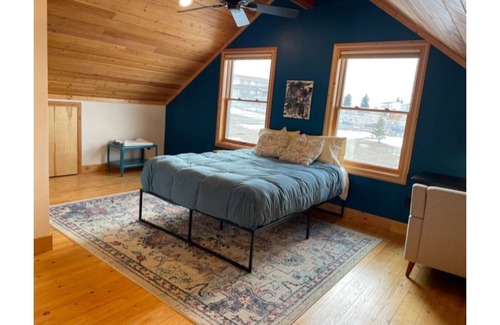 Lewistown House | Great family retreat with scenic mountain views - minutes to town!
