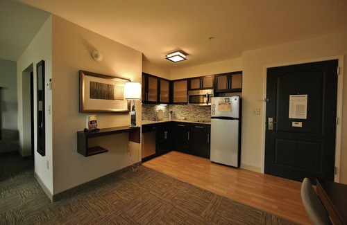 Liverpool Apartment | Great for Business Travellers! Studio Suite Near Syracuse University | Free Breakfast + Business Center