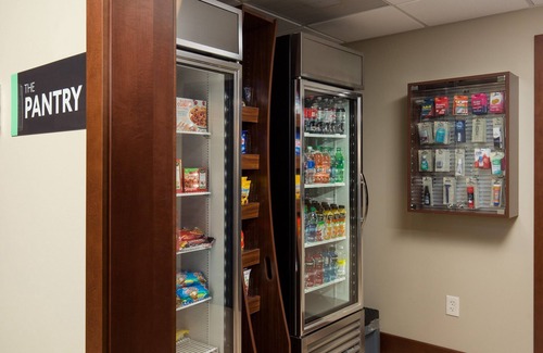 Folsom Condo | Great for Business Travelers! King Suite with Free Breakfast + Shared Pool & Gym