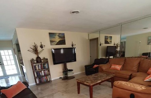 Park East House | Great For Corporate or Family Rentals, Private Pool, Central Location