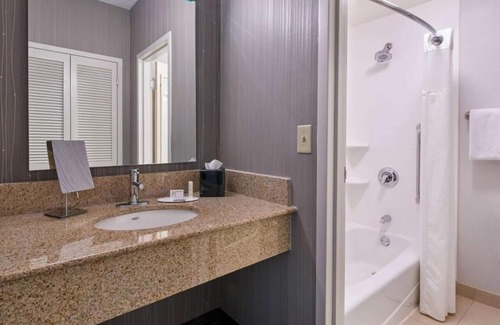 Eden Prairie Resort | Great Getaway Spot! Unit w/Courtyard View, Pool, Pets are Allowed with Fee
