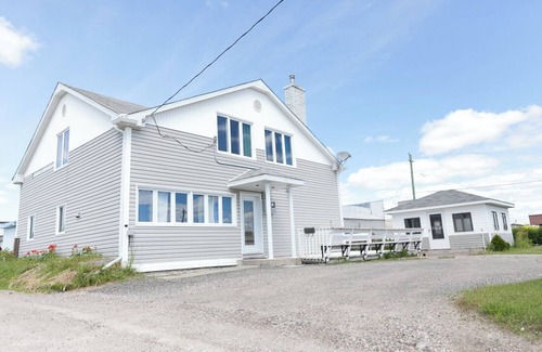 Geraldton House | Great Large Character House, Deck, Gazebo, & Yard - Walk to All Amenities