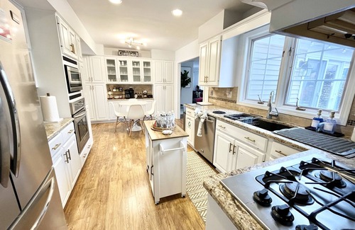 Wasco House | Great location-King beds-Kids playroom