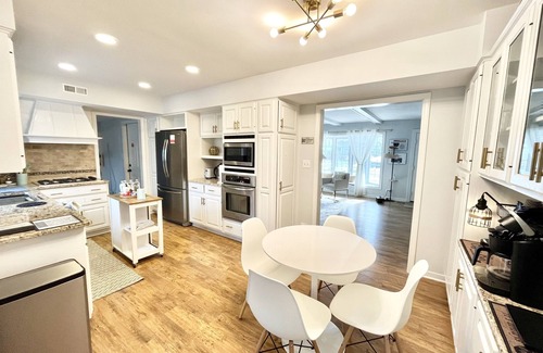 Wasco House | Great location-King beds-Kids playroom